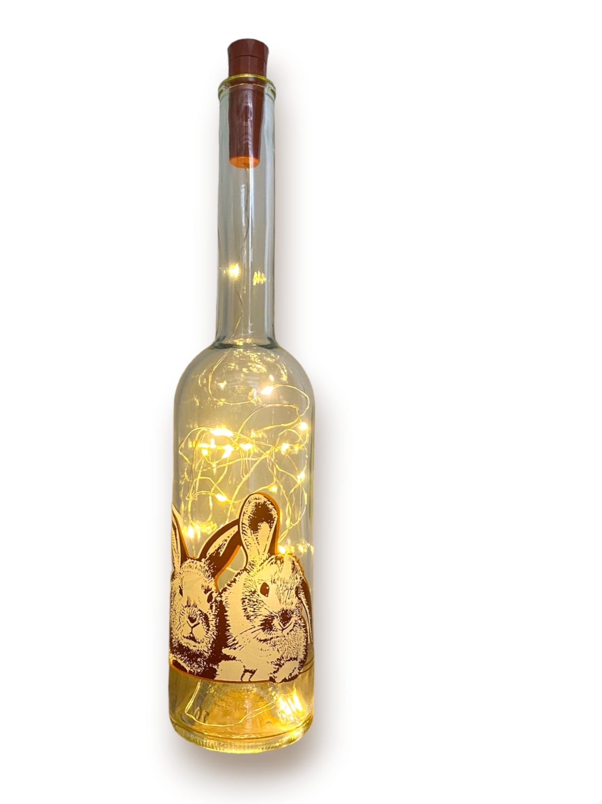 konijnenafbeelding op fles met sfeervolle verlichting.